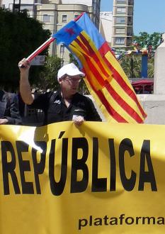 Banderes de la República Valenciana, onejant pels carrers de Castelló de la Plana