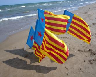 Banderes de la República Valenciana, onejant en la platja d’Alboraia (L’Horta)